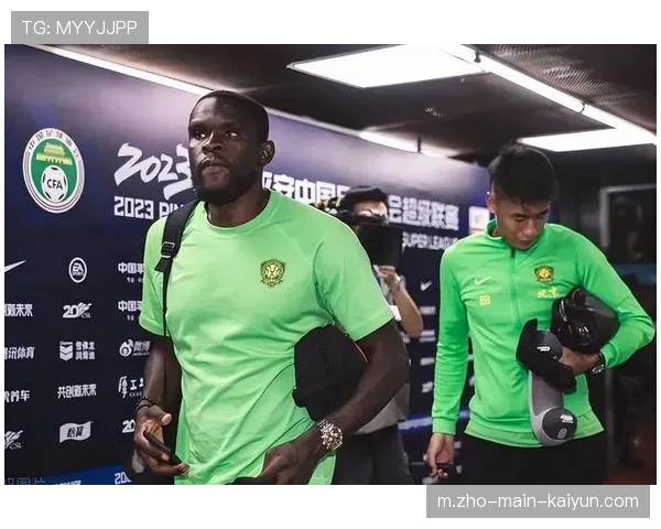 乌兹别克斯坦门将尤苏波夫稳健 他是后防线的定海神针