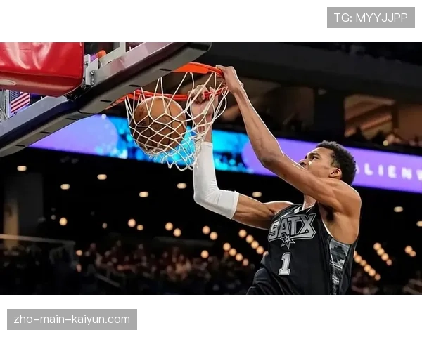 马刺卡斯尔福克斯突破组合，硬生生杀入禁区改变防守阵型